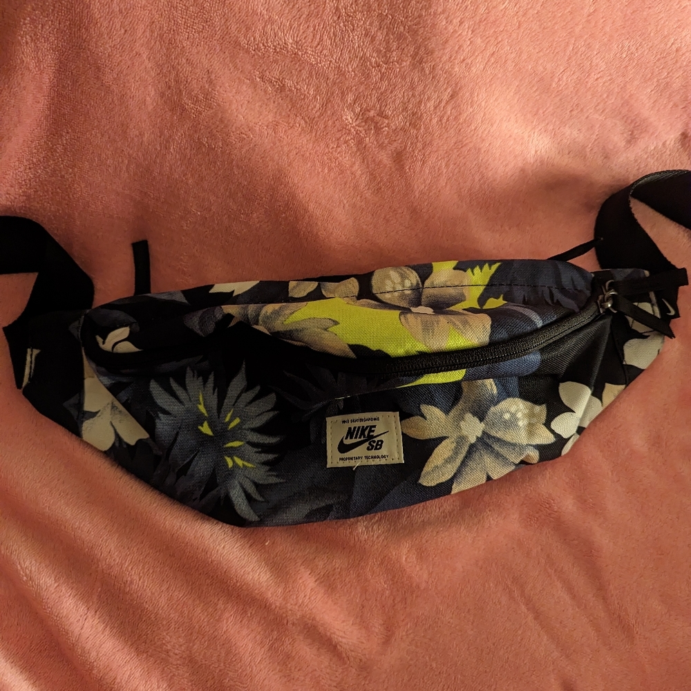 Nike skateboarding fanny pack